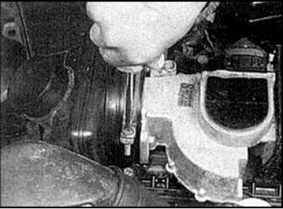 5. Отсоедините тонкий воздушный шланг от резонатора.