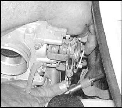 1. Отсоедините провод минусовой клеммы аккумулятора.