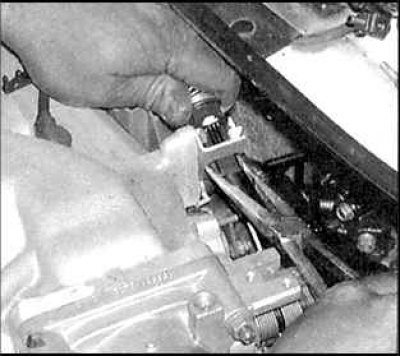 2. Отсоедините тросик от рычага дроссельной заслонки.