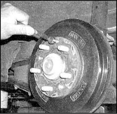 1. Снимите задние колеса.