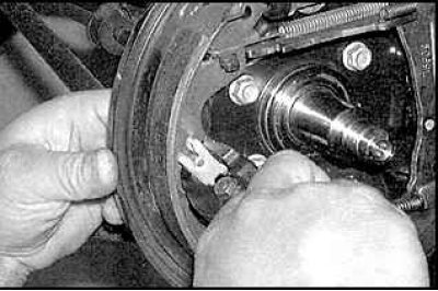 4. Очистите механизм тормоза от пыли и грязи.