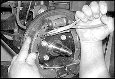 5. Надавите на прижимную пружину, поверните штифт и снимите пружину.