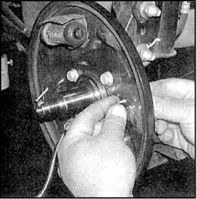 10. Отсоедините пружину регулятора от колодки.