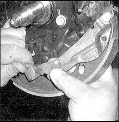 11. Снимите штифты прижимных пружин.