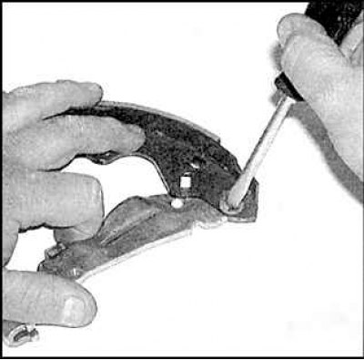 13. Смажьте места установки тормозных колодок высокотемпературной смазкой.