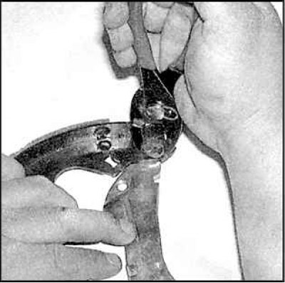 14. Освободите крепежный зажим при помощи отвертки.