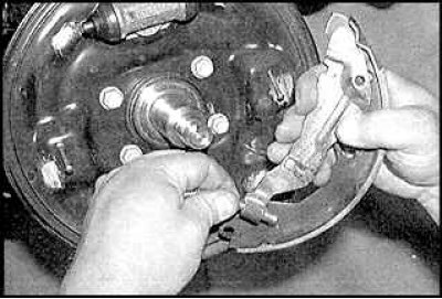 16. Установите на место штифты прижимных пружин.