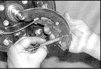 17. Подсоедините тросик ручного тормоза к рычагу.