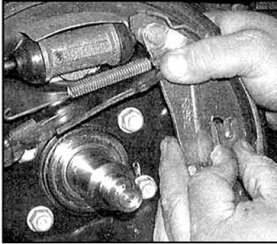 19. Установите заднюю томозную колодку на щиток тормоза.