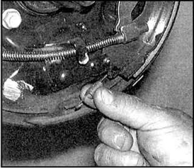 20. Установите зажим на штифт прижимной пружины.