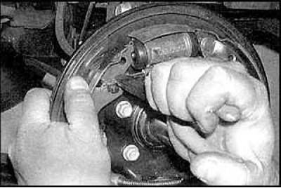 22. Установите переднюю тормозную колодку на место, подсоедините нижнюю возвратную пружину и…