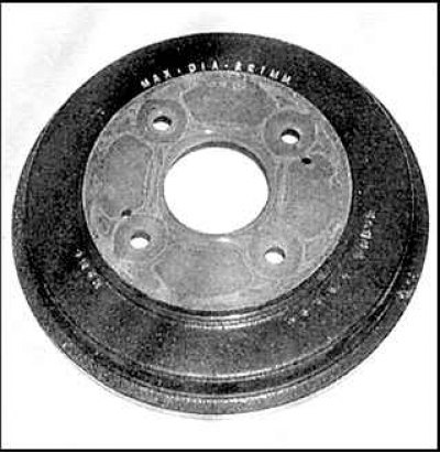 24. Подкрутите регулятор ручного тормоза, чтобы уменьшить расстояние между тормозными колодками…