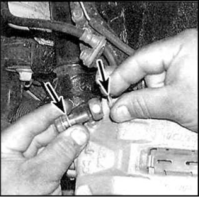 1. Открутите гайку соединения (слева), снимите крепежный зажим и отсоедините шланг или трубку…