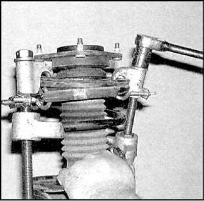 5. Снимите верхнее крепление стойки. Проверьте состояние подшипника.
