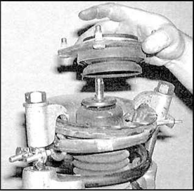 2. Установите пружину на стойку подвески.