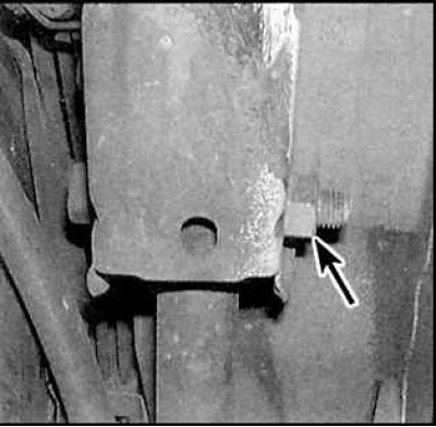 13. Открутите болт крепления рычага к кронштейну ступицы.