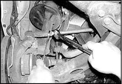 1. Снимите переднее колесо.