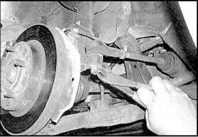 2. Отсоедините контргайку и пометьте положение установки наконечника на тяге.