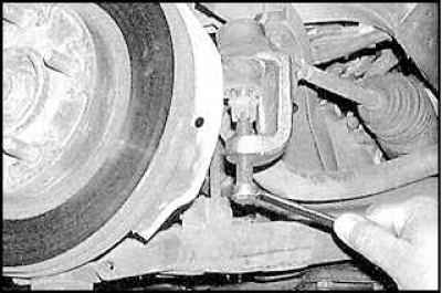 3. Снимите чеку и открутите гайку на стойке наконечника.