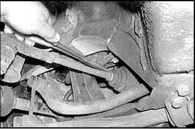 2. Снимите наконечник рулевой тяги и контргайку.