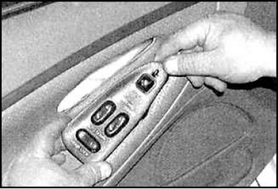 4. Снимите ручку с двери и отсоедините тягу.