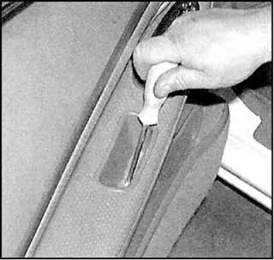 5. Снимите панель выключателей стеклоподъемников и отсоедините разъем подключения.