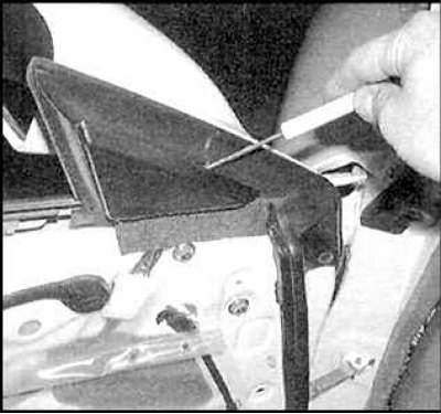 1. На моделях с электроприводом зеркал заднего вида снимите панель отделки двери.