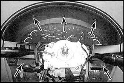 3. Снимите нижнюю панель отделки.