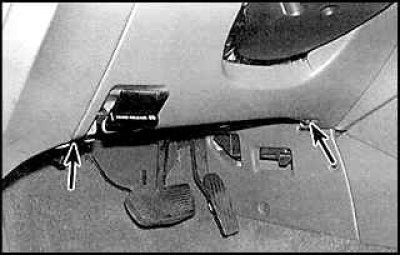 9. Снимите ручку открытия капота.