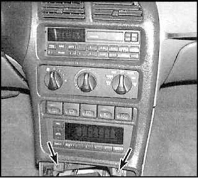 12. Снимите центральную консоль.