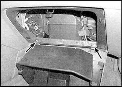 15. Откройте бардачок, сожмите края бардачка и опустите его вниз.