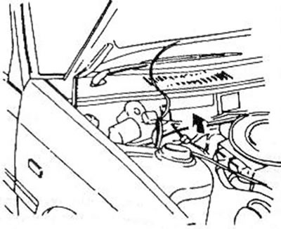 Рис. 1. Стрелка указывает на положение типовой таблички в моторном отделении с указанием номера…