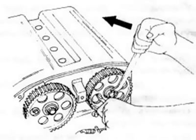 Рис. 31. Освобождена болтов приводных колес у DОНС-двигателя
