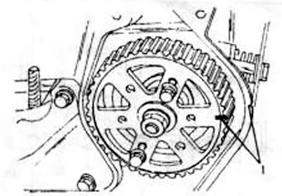 Рис. 36. Выверка ведущего колеса топливного насоса высокого давления, прежде чем оба болта будут…