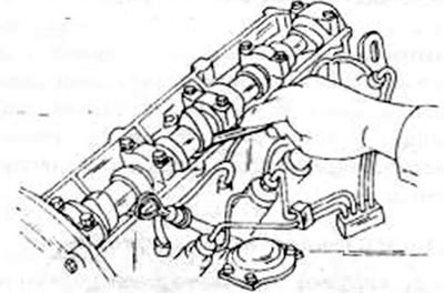 Рис. 78. Контроль зазора клапанов у дизельного двигателя