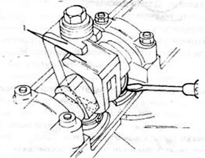 Рис. 79. Применение специальных инструментов (1) для вдавливания толкателей. Толкатель повернуть…