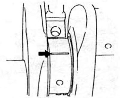 Рис. 97. Измерение рабочего зазора подшипников коленчатого вала и шатунов. Провод «Ptastigage»…