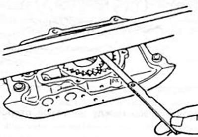 Рис. 120. Измерение аксиального зазора шестерней насоса с помощью шаблона и измерительной линейки