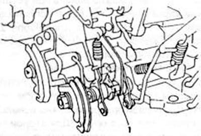 Рис. 133. Ограничитель (1) для регулировки отверстия дроссельной заслонки второй ступени согнуть.