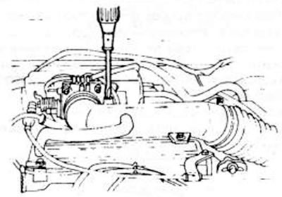Рис.143. Регулировка холостого хода.