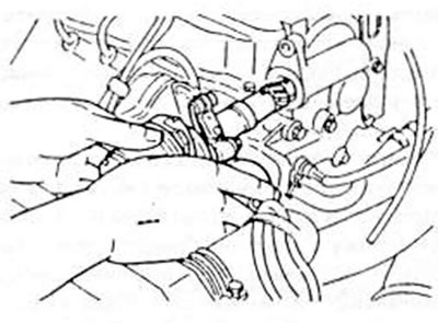 Рис. 155. Снятие распределителя зажигания
