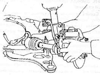 Рис.167. Вынимание левого приводного вала из зацепления о коробке передач