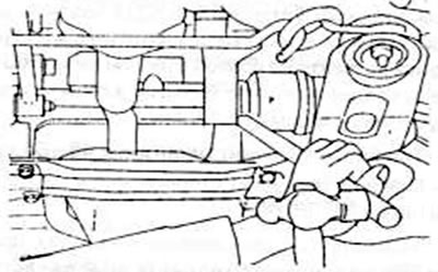 Рис. 168. Снятие правого приводного вала и соединительного вала.