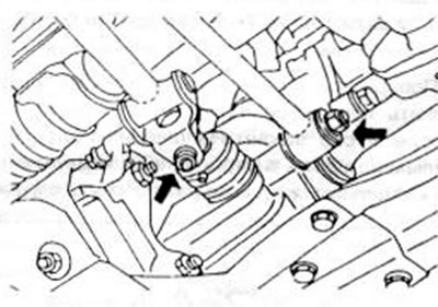 Рис. 169. Снятие штока вилки переключения передач (слова) и шток стабилизатора переключения (справа)