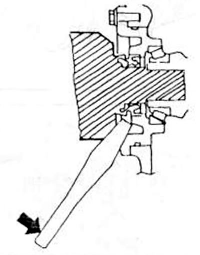 Рис. 174. Выбивание приводного вала из коробки передач три установленной автоматике коробки передач