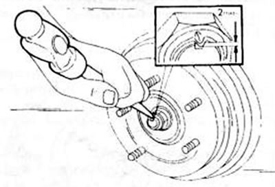 Рис. 175. Предписанная чеканка гайки приводного вала. Размер между стрелками должен быть больше,…