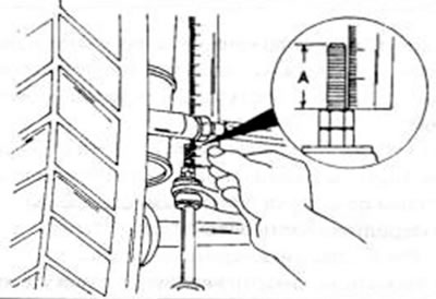 Рис. 194. Гайку соединительного рычага стабилизатора поперечной устойчивости затянуть, пока конец…
