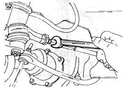 Рис.198. Рогулировка поперечной рулевой тяги для установки схождения.