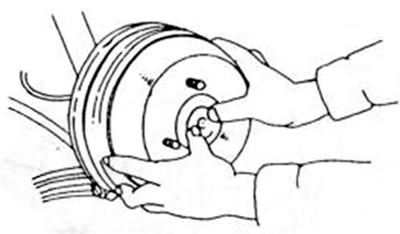 Рис.199. Снятие тормозного барабана