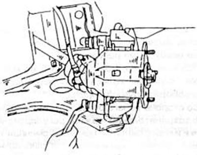 Рис.216. Снятие или установка цилиндра суппорта тормозного механизма.